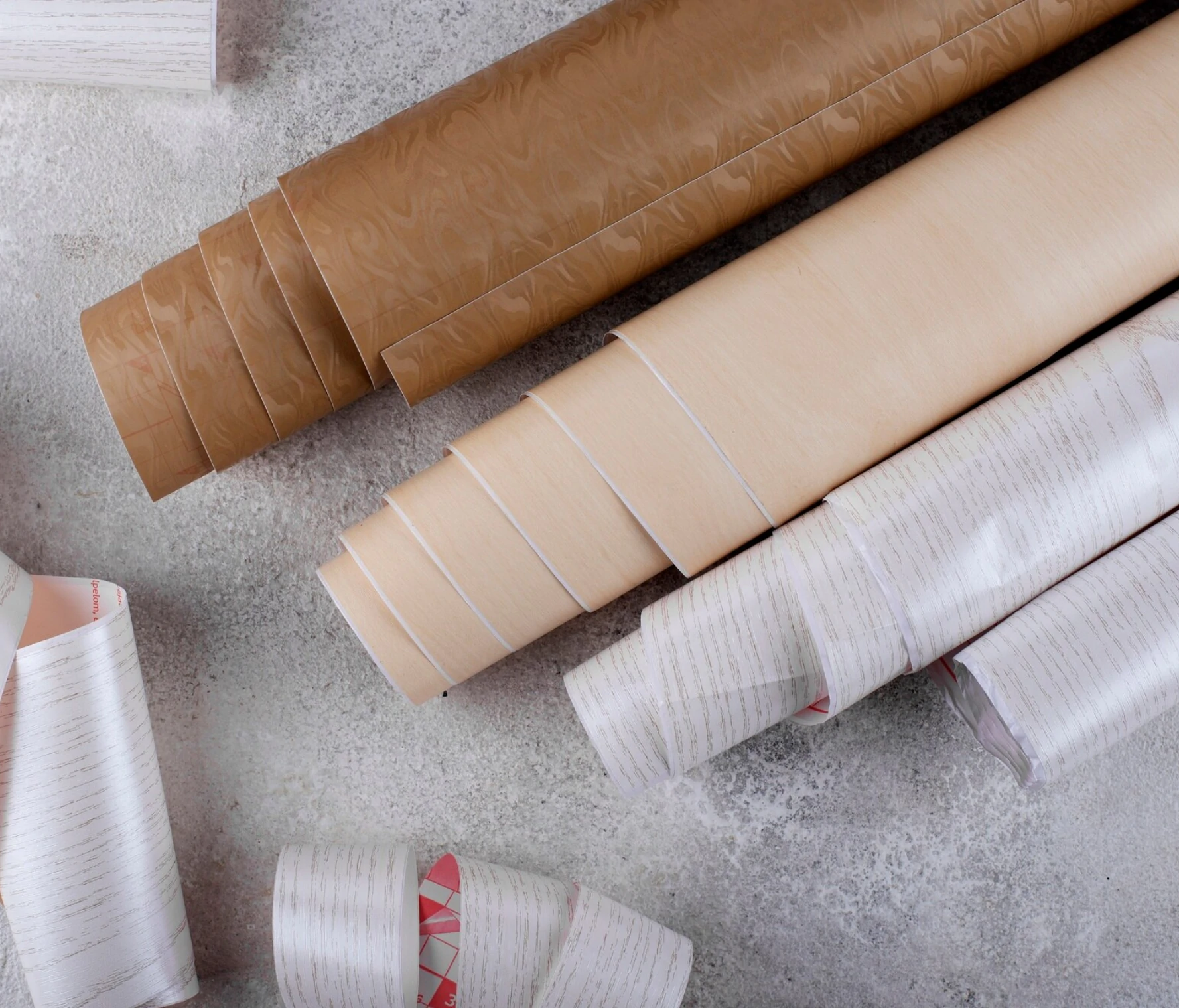 Decorative paper determines the color and pattern of laminate flooring